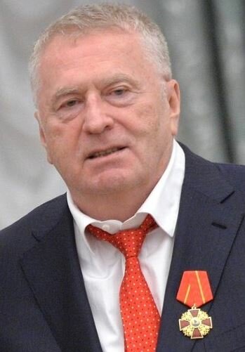 На улице подарили пакет от Жириновского. Показываю, что за подарки в нем от ЛДПР