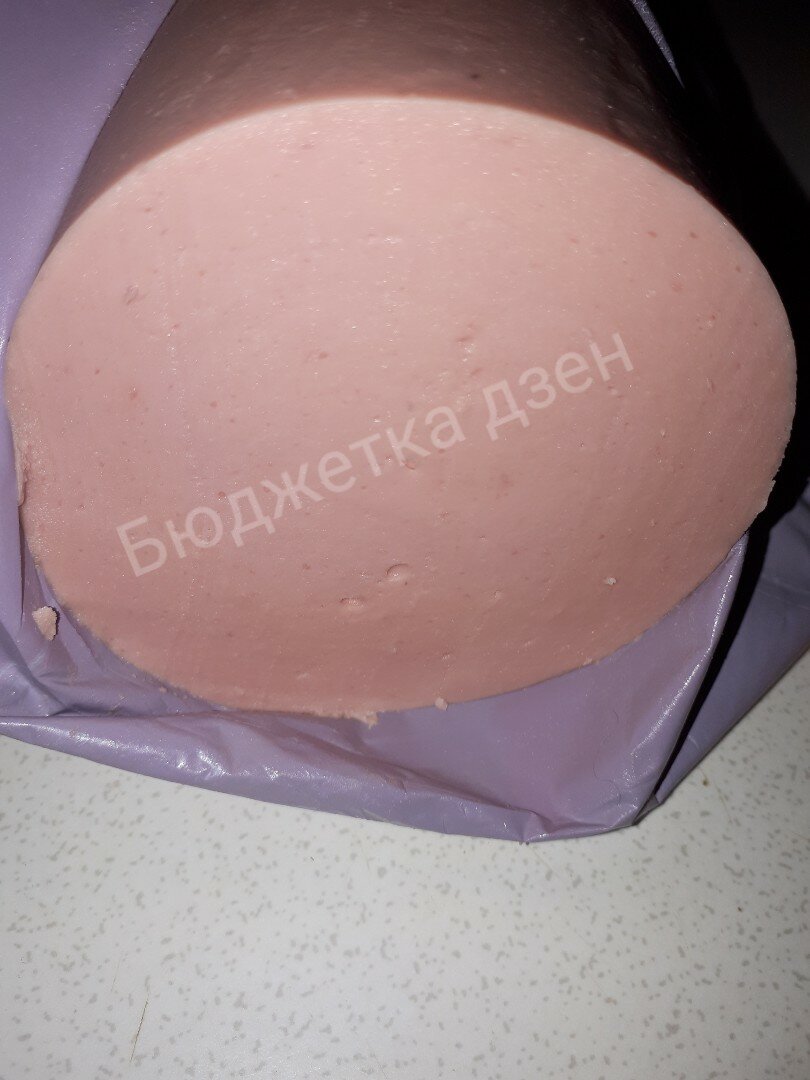 Муж купил в "Светофоре" ГОСТовскую колбасу, которая оказалась очень вкусной и дешевой: 180 за килограмм. Показываю