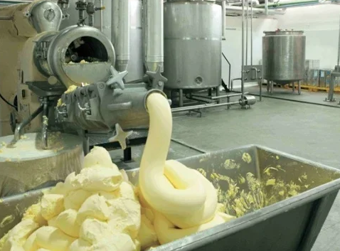 Работник завода по производству сливочного масла рассказал, из какого сырья готовят продукт