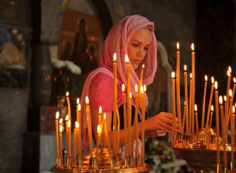 Многие не знают, что в церкви нельзя зажигать свечу о чужую. И вот по какой причине